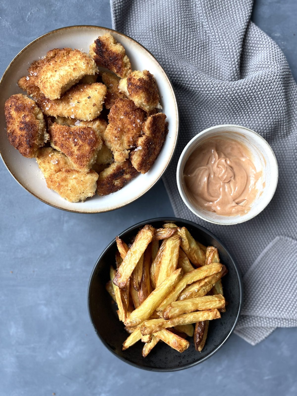 Kyllinge nuggets med dip Og fritter