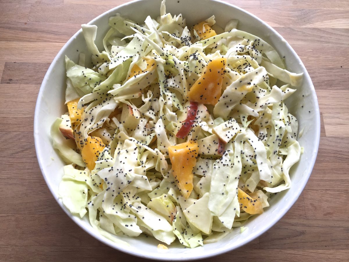 Frisk salat med mango og æbler